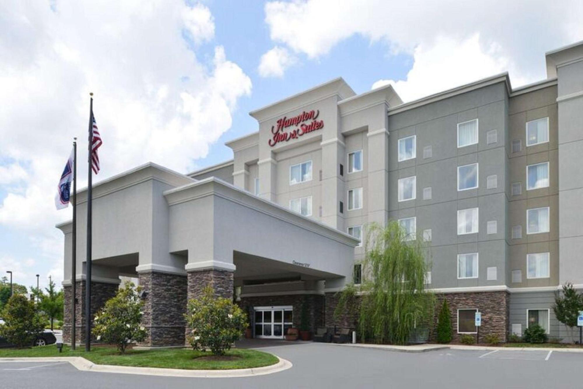 Hampton Inn & Suites Greensboro/Coliseum Area Exterior photo