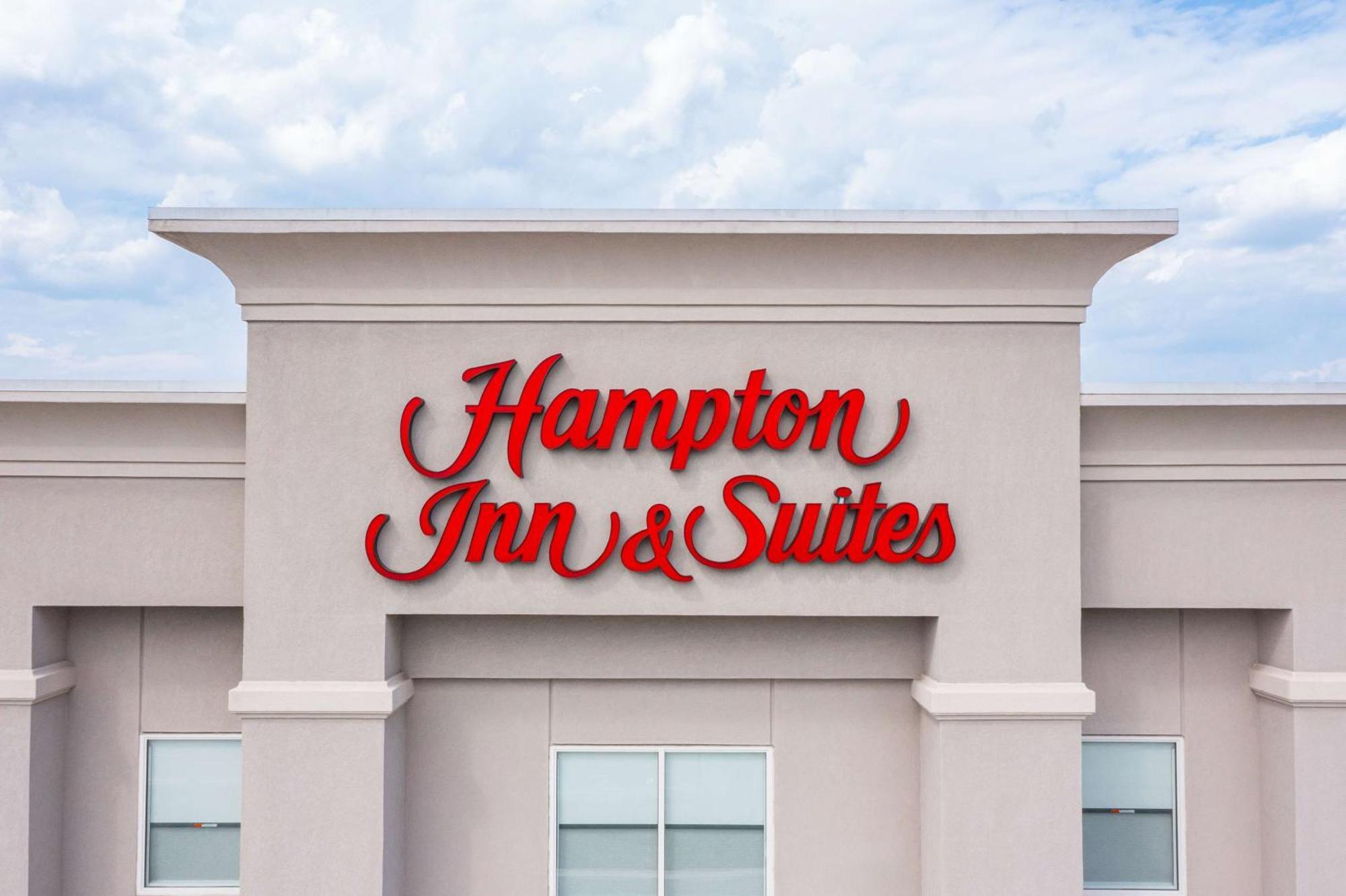 Hampton Inn & Suites Greensboro/Coliseum Area Exterior photo