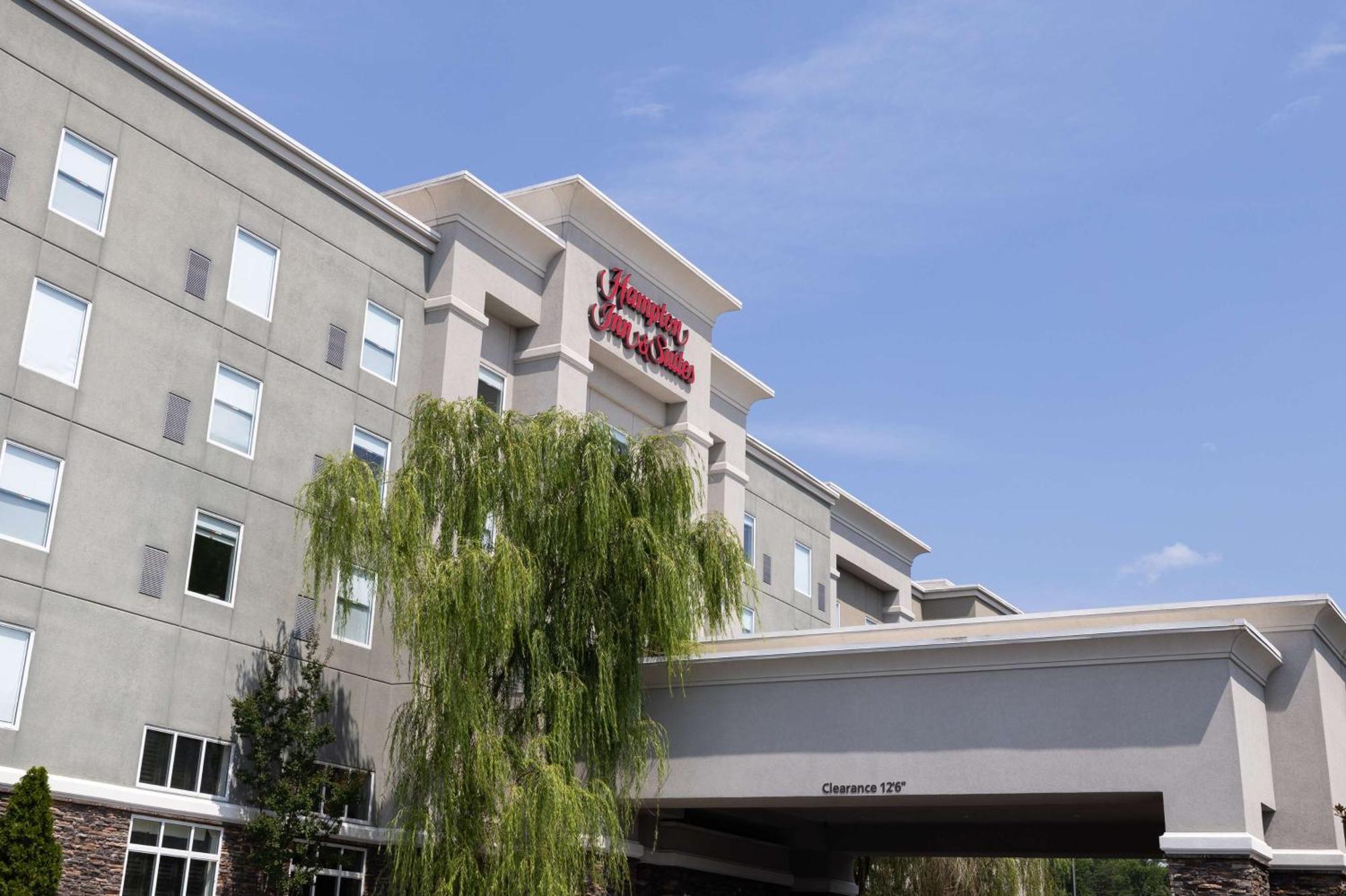 Hampton Inn & Suites Greensboro/Coliseum Area Exterior photo