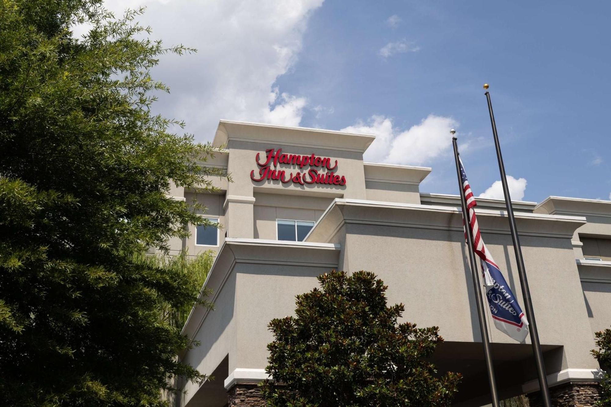 Hampton Inn & Suites Greensboro/Coliseum Area Exterior photo